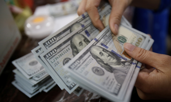 Vì sao đồng USD tăng giá mạnh dù Fed hạ lãi suất?
