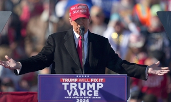 Ông Trump và bà Harris quay cuồng trong nỗ lực vận động tranh cử cuối cùng
