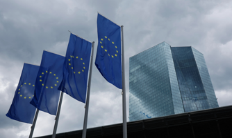 ECB bị chỉ trích chậm hạ lãi suất