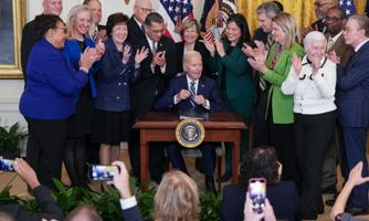 Gần ngày rời Nhà Trắng, ông Biden tăng phúc lợi cho hàng triệu công chức Mỹ