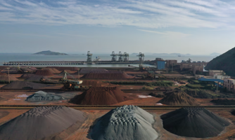 Trung Quốc ồ ạt nhập quặng sắt, vì sao?
