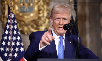 Ông Trump tuyên bố sẽ áp thuế quan 25% lên ô tô, dược phẩm và chip