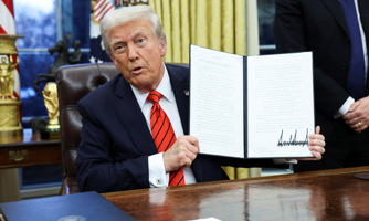 Những quyết định quan trọng của ông Trump trong tháng đầu cầm quyền