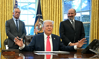 Ông Trump tính bán "thẻ vàng" giá 5 triệu USD cho người giàu muốn định cư tại Mỹ
