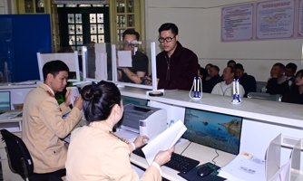 Cảnh sát giao thông Hải Phòng tiếp nhận hồ sơ cấp đổi giấy phép lái xe tại Bưu điện Trung tâm