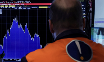 Bán tháo dữ dội nhất kể từ Covid-19: S&P 500 mất gần 6%, giá dầu xuống đáy hơn 3 năm