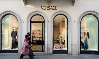 Nhờ biến động thuế quan, Prada đã chốt hời để sở hữu Versace