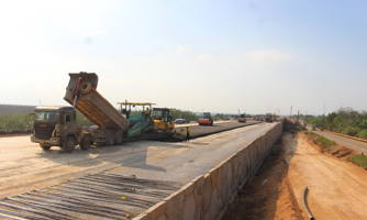 Cao tốc Vạn Ninh - Cam Lộ "hẹn" thông tuyến chính đúng dịp 30/4