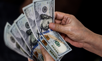Đồng USD mất giá, các ngân hàng trung ương “nửa mừng, nửa lo”