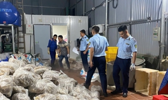 Hà Nội phát hiện số lượng lớn thịt bò, xúc xích, chả cá... bẩn chuẩn bị được đưa ra thị trường