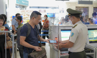 Liên thông dữ liệu để gỡ nút thắt nợ thuế với tạm hoãn xuất cảnh 