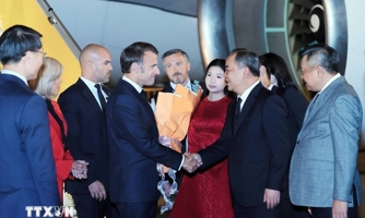 Tổng thống Pháp Emmanuel Macron đến Hà Nội, bắt đầu thăm cấp Nhà nước tới Việt Nam