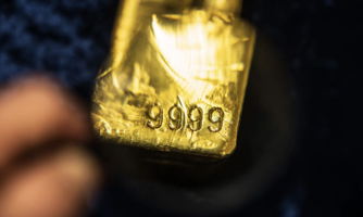 Nhu cầu “hầm trú ẩn” đưa giá vàng lên gần kỷ lục, SDPR Gold Trust gom thêm 3 tấn