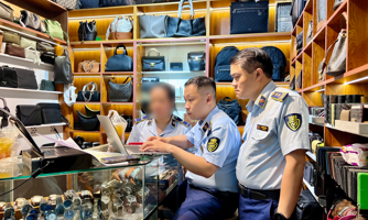 Thu giữ gần 400 sản phẩm giả mạo nhãn hiệu nổi tiếng tại Saigon Square 