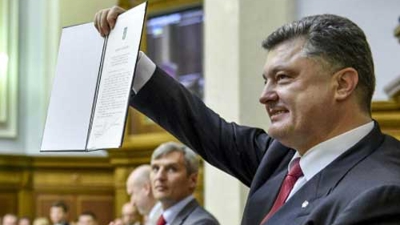 Ukraine chính thức ngả theo châu Âu