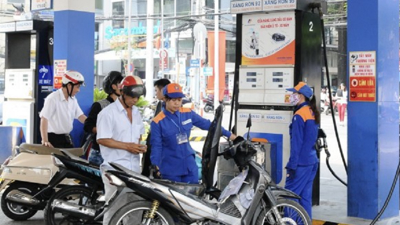 Giá xăng dầu tăng giảm trái chiều