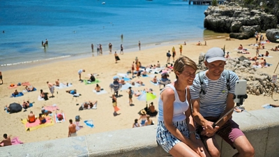 Châu Âu tràn ngập du khách, nhu cầu tăng khiến giá tăng