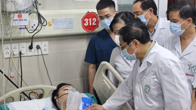 Thủ tướng yêu cầu "làm hết sức" để cứu chữa người bệnh vụ cháy chung cư mini