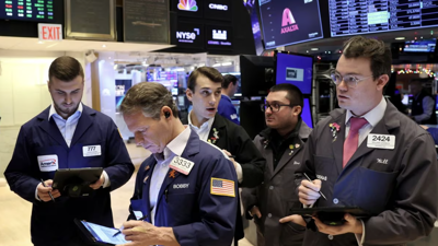 Chứng khoán Mỹ đuối sức sau 5 tuần tăng liên tiếp, giá dầu giảm, bitcoin vượt 42.000 USD