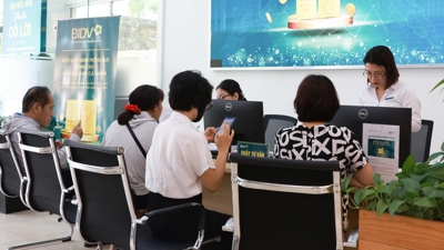 Nhiều người không vội mua vì tin giá vàng giảm tiếp