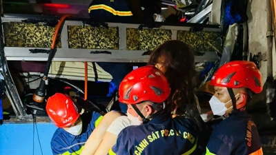 Giải cứu thành công 4 người tai nạn trong đêm mưa bão