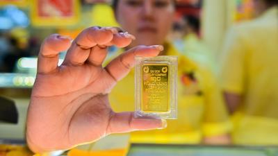 Giá vàng giảm sâu sau khi tăng sốc