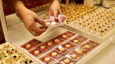 Giá bán vàng nhẫn phi mã lên 100,8 triệu đồng mỗi lượng