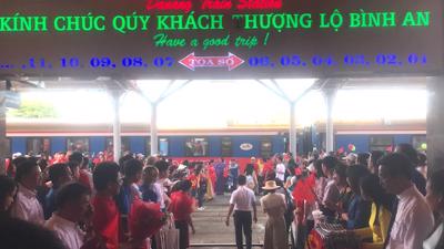 Đón, tiễn gần 900 hành khách trên “Đoàn tàu Thống Nhất”-“Biểu tường Hòa bình” tại ga Đà Nẵng