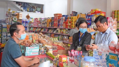 Cán bộ thuế hỗ trợ tối đa các hộ kinh doanh triển khai hóa đơn điện tử, kể cả ngày nghỉ