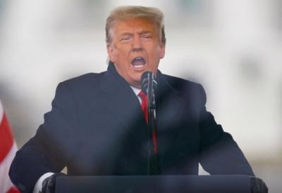 Facebook, Twitter đồng loạt khóa tài khoản của ông Trump