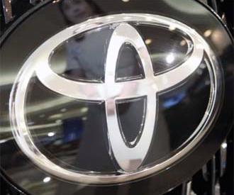 Toyota cho GM “ngửi khói”