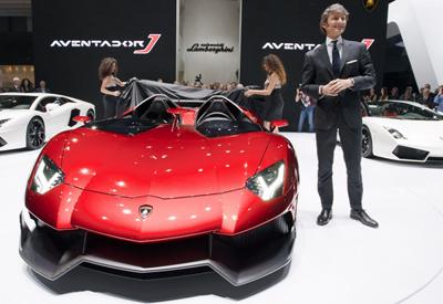 Vén màn siêu xe mui trần đầu tiên của Lamborghini
