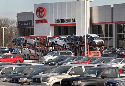 Toyota bị các hãng xe dùng tiền “câu” khách
