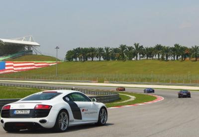 Thử sức siêu xe Audi R8 trên đường đua F1