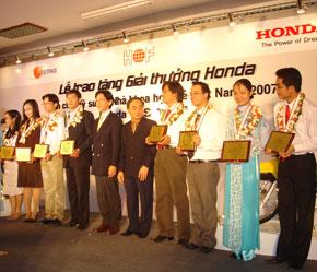 Honda Việt Nam trao thưởng khoa học trẻ