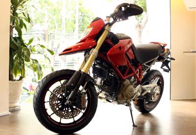 Chinh phục “chiến binh” Ducati Hypermotard 1100S