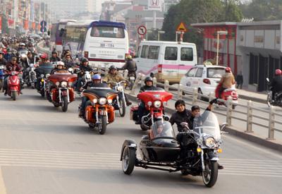 Dàn môtô “khủng” Harley Davidson diễu hành tại Hà Nội