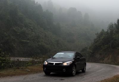 Đánh giá Renault Fluence: “Tỏa sáng” trong sương mù