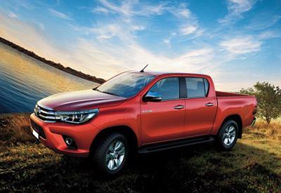 Toyota nâng cấp, giảm giá Hilux