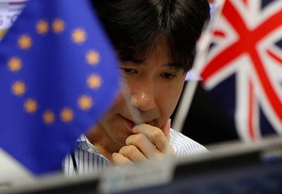 Sụt mạnh vì Brexit, Nikkei tạm ngừng giao dịch