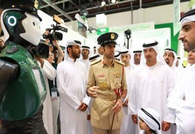 Robot cảnh sát đầu tiên trên thế giới ra mắt tại Dubai 