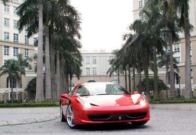 “Cưỡi ngựa chiến” Ferrari 458 Italia trên đường Hà Nội