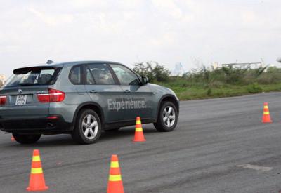 BMW mở khóa huấn luyện kỹ năng lái xe an toàn