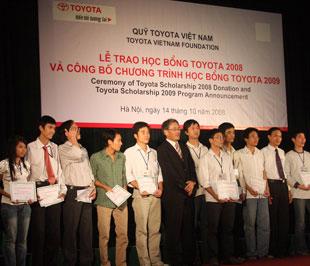 Toyota trao học bổng khoa học kỹ thuật