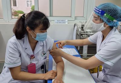 Hà Nội đã tiêm vaccine Covid-19 cho gần 7.000 người, có 12 ca phản vệ nặng