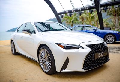 Xe sang Lexus IS 2021 "mở hàng" thị trường ô tô năm mới