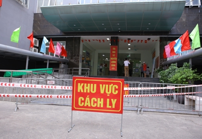 [Phóng sự ảnh] Phong tỏa chung cư 187 Nguyễn Lương Bằng, người dân hoang mang đi mua nhu yếu phẩm