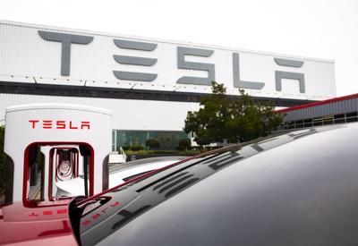 Giới bán khống cổ phiếu Tesla đang lãi hàng tỷ USD