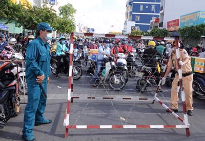 Ngày đầu giãn cách xã hội, Quận Gò Vấp tạm gỡ chốt phong tỏa Covid-19 vì giao thông ùn ứ