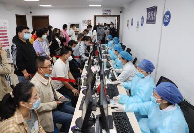 Tiêm 20 triệu mũi vaccine/ngày, vì sao Trung Quốc vẫn đóng cửa biên giới?